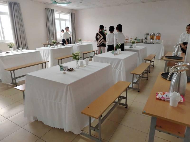 Cho thuê khăn trải bàn sự kiện kèm dịch vụ bọc ghế sự kiện giá rẻ trong không gian tổ chức chuyên nghiệp.