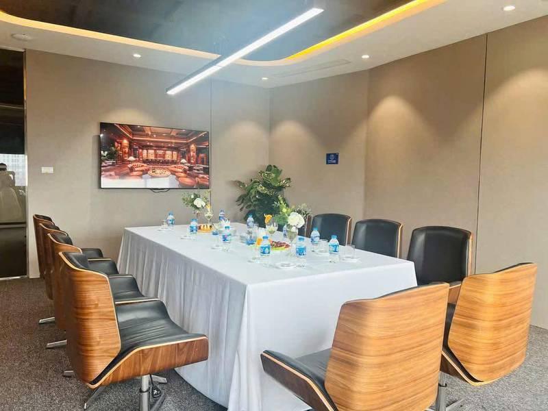 Cho thuê khăn trải bàn sự kiện sang trọng kèm dịch vụ bọc ghế sự kiện giá rẻ trong phòng họp hiện đại.