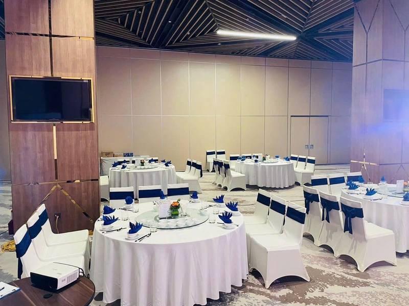 Cho thuê khăn trải bàn sự kiện kết hợp bọc ghế sự kiện giá rẻ sang trọng và tinh tế.
