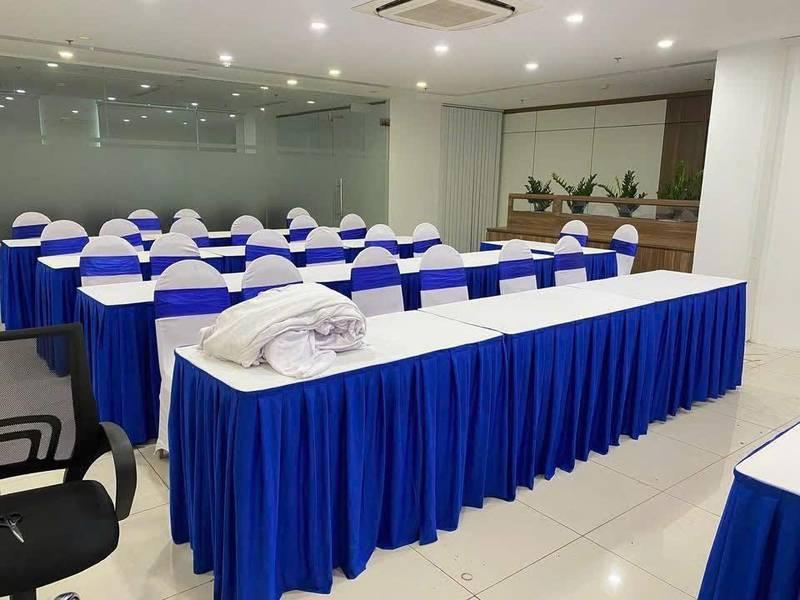 Cho thuê khăn trải bàn sự kiện kèm bọc ghế sự kiện giá rẻ trong phòng hội nghị sang trọng.