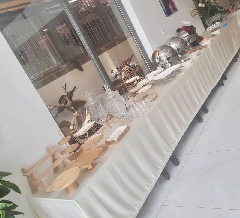 Cho thuê khăn trải bàn sự kiện sang trọng kèm bọc ghế sự kiện giá rẻ chuẩn bị tiệc buffet.