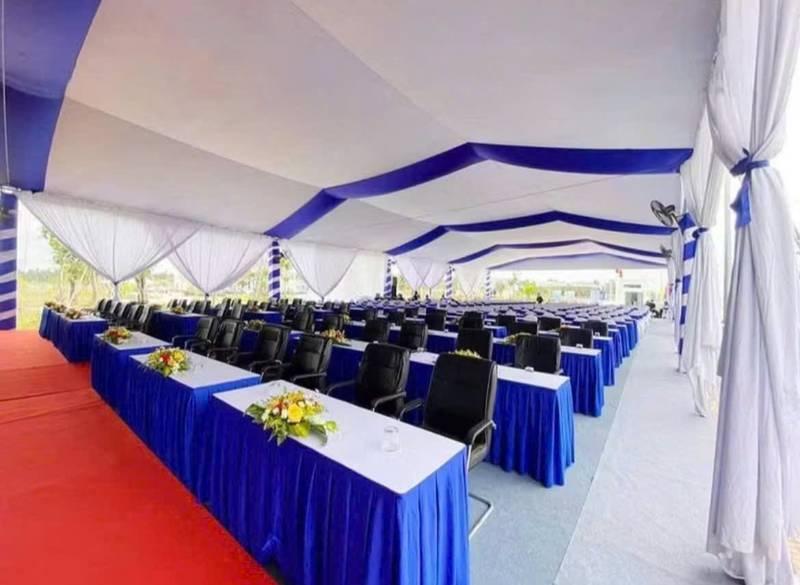 Cho thuê khăn trải bàn sự kiện sang trọng kết hợp bọc ghế sự kiện giá rẻ trong không gian hội nghị hiện đại.