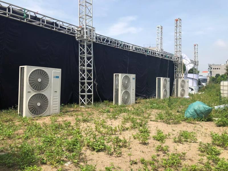 Cho thuê máy lạnh sự kiện công suất lớn với setup nhanh, chuẩn bị tại khu vực ngoài trời.