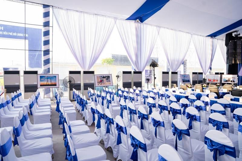 Cho thuê máy lạnh sự kiện công suất lớn, setup nhanh tại hội trường sang trọng chuẩn bị đón khách.