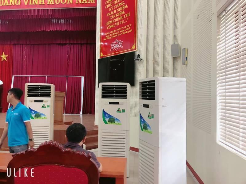 Cho thuê máy lạnh sự kiện công suất lớn setup nhanh với dàn máy lạnh đứng trong hội trường.