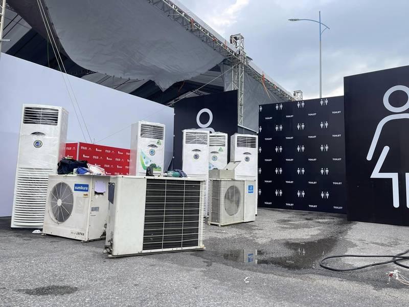 Cho thuê máy lạnh sự kiện công suất lớn setup nhanh tại khu vực chuẩn bị sự kiện ngoài trời.