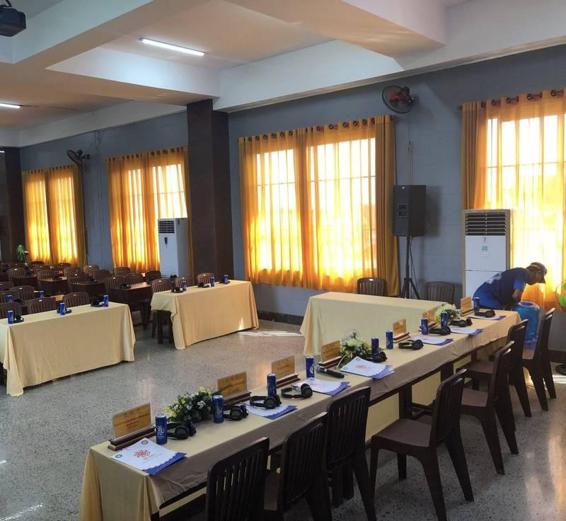 Cho thuê máy lạnh sự kiện công suất lớn setup nhanh trong phòng họp có bàn ghế và thiết bị chuẩn bị.