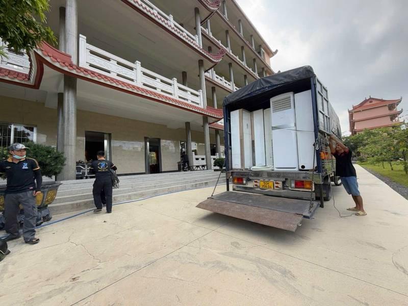 Cho thuê máy lạnh sự kiện công suất lớn đang được setup nhanh tại khuôn viên ngoài trời.