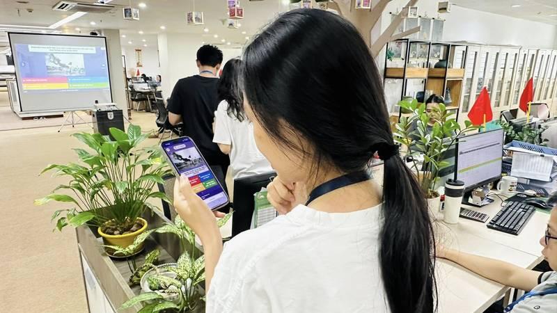 Một người đang sử dụng điện thoại chơi Kahoot với dịch vụ cho thuê tài khoản Kahoot sự kiện 1000 người bản quyền.