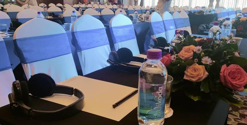 ALT: Cho thuê thiết bị phiên dịch trọn gói phục vụ hội thảo và hội nghị với tai nghe phiên dịch chuyên nghiệp.