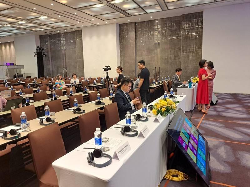 Cho thuê thiết bị phiên dịch trọn gói phục vụ hội thảo, hội nghị chuyên nghiệp với tai nghe và micro đầy đủ.