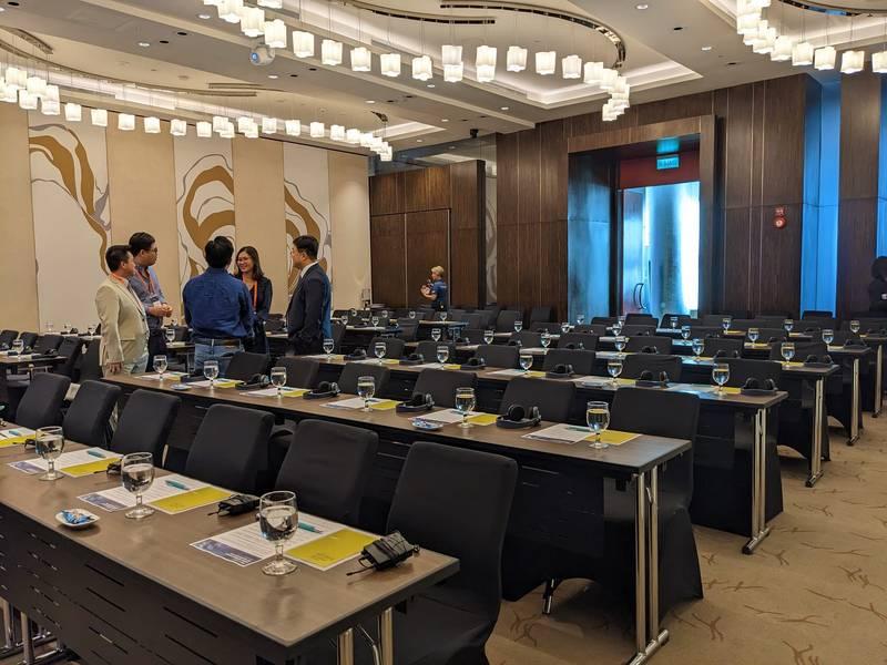 Cho thuê thiết bị phiên dịch trọn gói phục vụ hội thảo, hội nghị chuyên nghiệp trong phòng sang trọng.