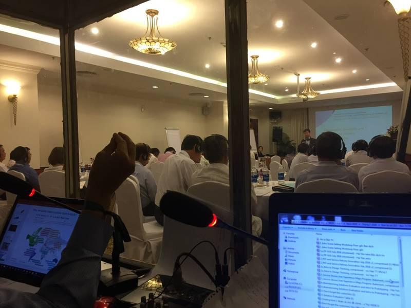 Cho thuê thiết bị phiên dịch trọn gói tại hội thảo, hội nghị trang bị tai nghe và micro chuyên nghiệp.