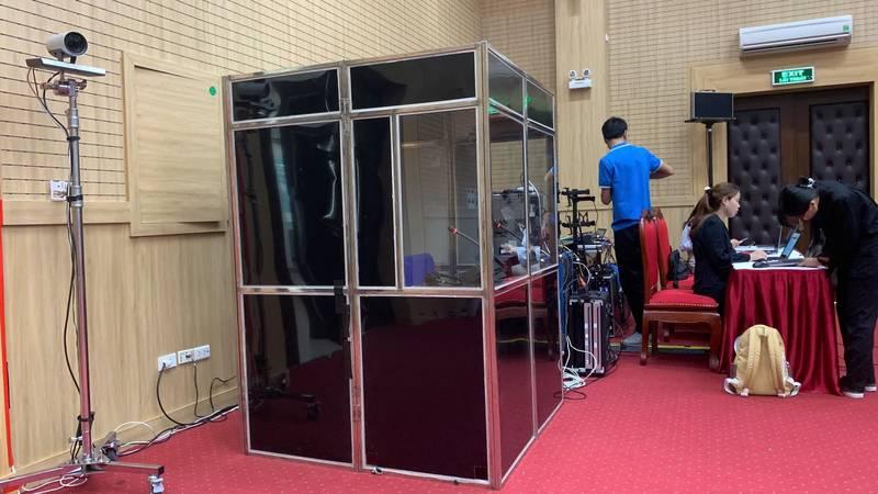 Cho thuê thiết bị phiên dịch trọn gói với cabin phiên dịch chuyên nghiệp cho hội thảo và hội nghị.