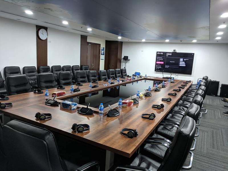 Cho thuê thiết bị phiên dịch trọn gói cho thuê thiết bị phiên dịch hội thảo, hội nghị trọn gói trong phòng họp hiện đại.