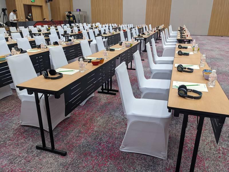 Phòng hội nghị setup chuẩn bị cho thuê thiết bị phiên dịch trọn gói phục vụ hội thảo, hội nghị trọn gói.