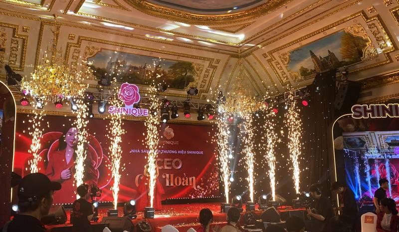 Hiệu ứng sân khấu sự kiện pháo sáng ấn tượng tạo nên khoảnh khắc “wow” cho khách hàng.