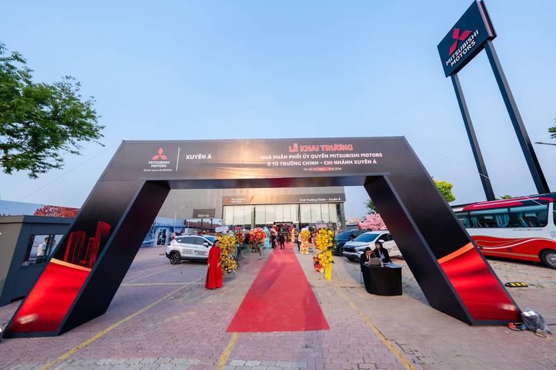 Thi công cổng chào sự kiện khai trương nhà phân phối Mitsubishi Motors kết hợp booth sự kiện và siêu thị trọn gói.
