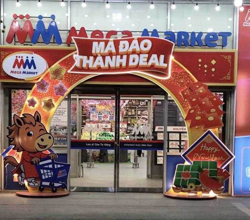 Thi công cổng chào sự kiện năm mới trọn gói tại booth siêu thị Mega Market.