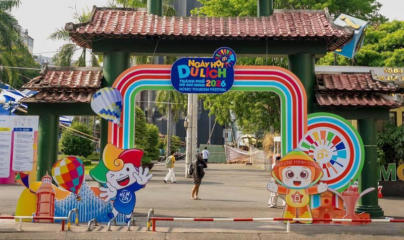 Thi công cổng chào sự kiện Ngày hội Du lịch 2026 tại TP.HCM với thiết kế booth sự kiện siêu thị trọn gói.