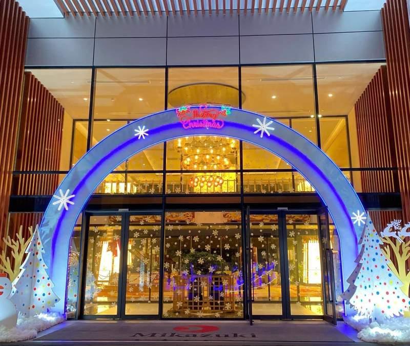 Thi công cổng chào sự kiện giáng sinh booth sự kiện siêu thị trọn gói với thiết kế vòng cung ánh sáng hiện đại.