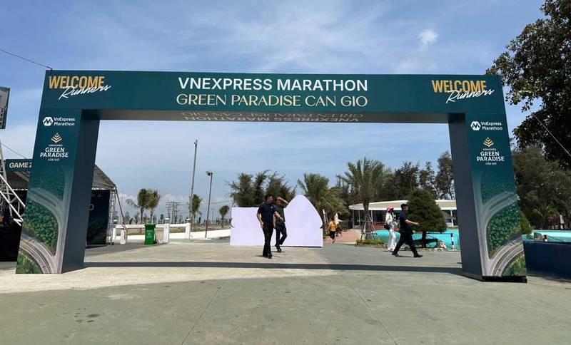 Thi công cổng chào sự kiện VNExpress Marathon Green Paradise Can Gio với dịch vụ booth sự kiện siêu thị trọn gói.