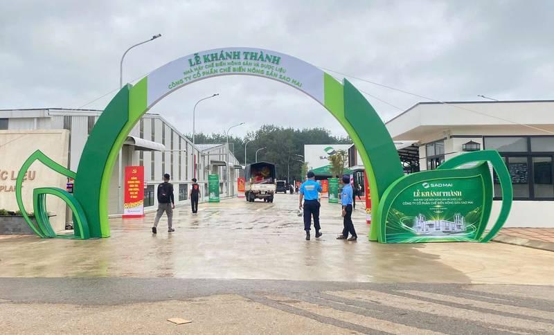 Thi công cổng chào sự kiện khai trương nhà máy chế biến nông sản trọn gói tại siêu thị.
