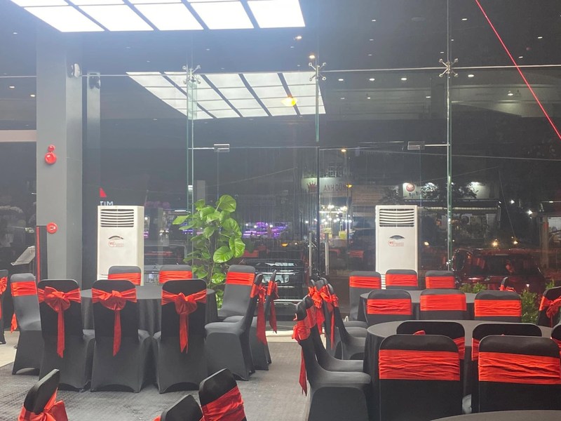 2 máy lạnh trong sự kiện khai trương cửa hàng