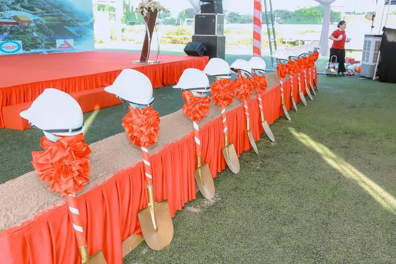 Ảnh tổ chức lễ khởi công với lễ động thổ trọn gói chuẩn bị đầy đủ xẻng và mũ bảo hộ.