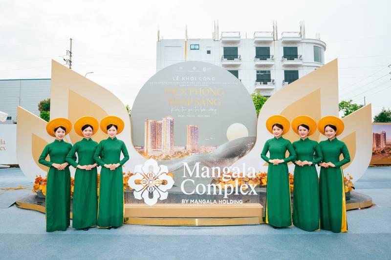 Ảnh chụp lễ khai mạc dự án với các cô gái mặc áo dài và nón lá, biểu tượng tổ chức lễ khởi công, lễ động thổ trọn gói chuyên nghiệp.