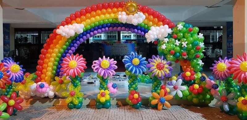 Cho thuê chú hề hoạt náo xiếc ảo thuật chuyên nghiệp HCM với trang trí từ bóng bay cầu vồng và hoa đầy màu sắc.