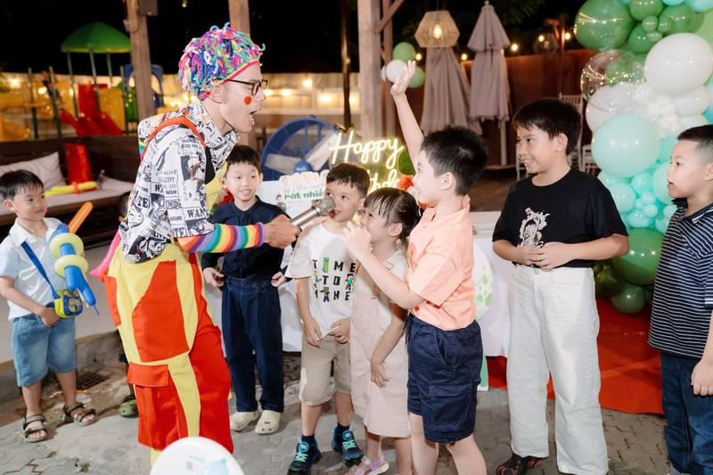Cho thuê chú hề hoạt náo xiếc ảo thuật chuyên nghiệp HCM biểu diễn tương tác vui nhộn cùng các bé.