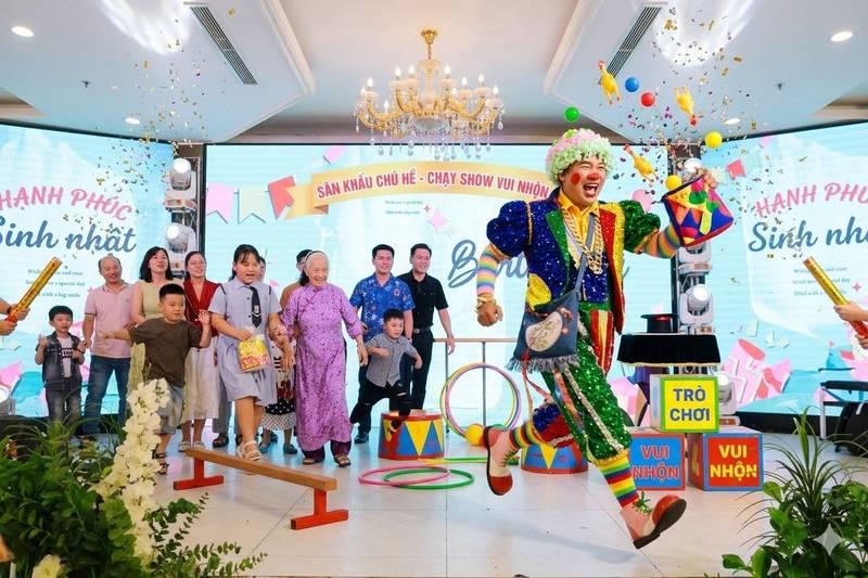 Cho thuê chú hề hoạt náo xiếc ảo thuật chuyên nghiệp HCM biểu diễn vui nhộn trong tiệc sinh nhật gia đình.