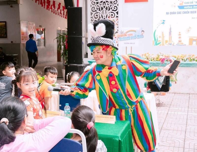 Cho thuê chú hề hoạt náo xiếc ảo thuật chuyên nghiệp HCM đang biểu diễn tương tác cùng trẻ em.