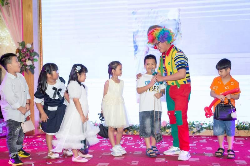 Cho thuê chú hề hoạt náo xiếc ảo thuật chuyên nghiệp HCM đang vui chơi tương tác cùng các bé trên sân khấu.