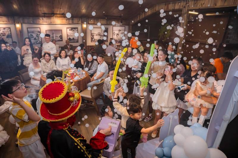 Cho thuê chú hề hoạt náo xiếc ảo thuật chuyên nghiệp HCM biểu diễn sôi động tại tiệc thiếu nhi.