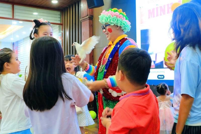 Cho thuê chú hề hoạt náo xiếc ảo thuật chuyên nghiệp HCM biểu diễn trò ảo thuật với chim bồ câu thu hút trẻ em.