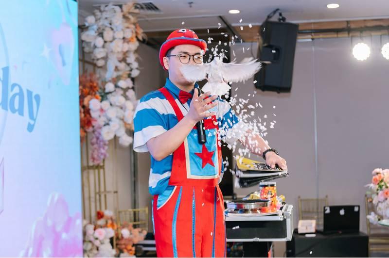 Cho thuê chú hề hoạt náo xiếc ảo thuật chuyên nghiệp HCM biểu diễn ảo thuật với chim bồ câu.