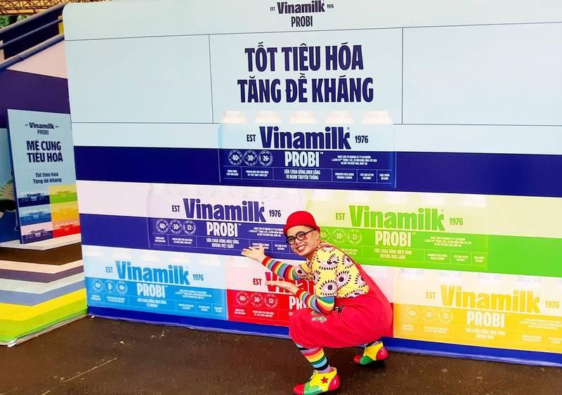 Cho thuê chú hề hoạt náo xiếc ảo thuật chuyên nghiệp HCM biểu diễn vui nhộn tại sự kiện Vinamilk.