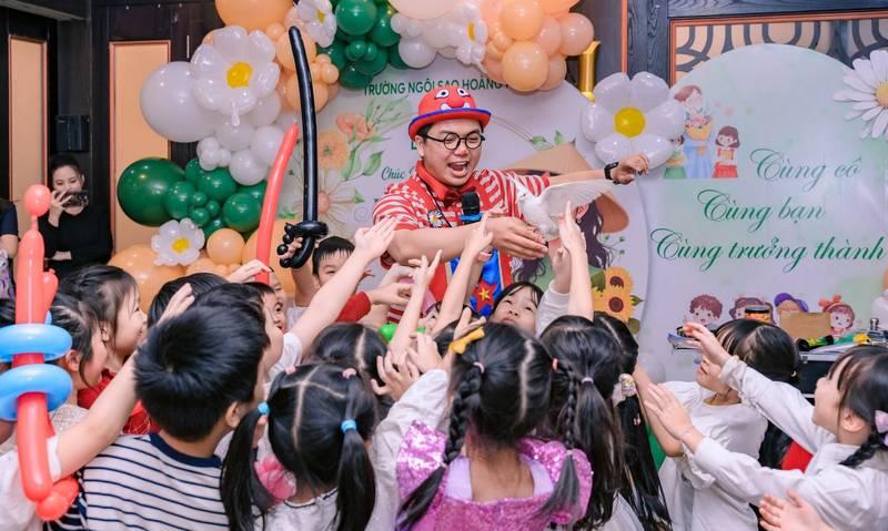 Cho thuê chú hề hoạt náo xiếc ảo thuật chuyên nghiệp HCM biểu diễn vui nhộn cùng các bé tại sự kiện.