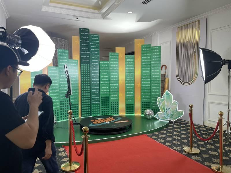 Cho thuê photobooth sự kiện trọn gói giá rẻ HCM với khu vực chụp hình chuyên nghiệp và ánh sáng chuẩn.
