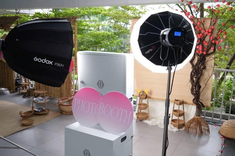 Cho thuê photobooth sự kiện trọn gói giá rẻ HCM với thiết bị máy chụp ảnh và đèn chuyên nghiệp.