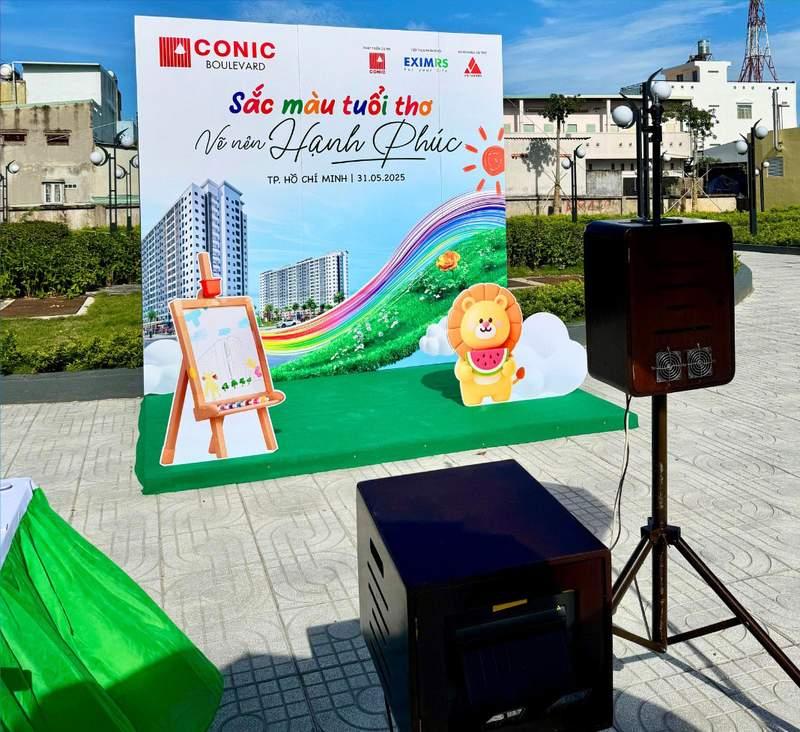 Cho thuê photobooth sự kiện trọn gói giá rẻ HCM với phông nền "Sắc màu tuổi thơ vẽ nên hạnh phúc" ngoài trời.