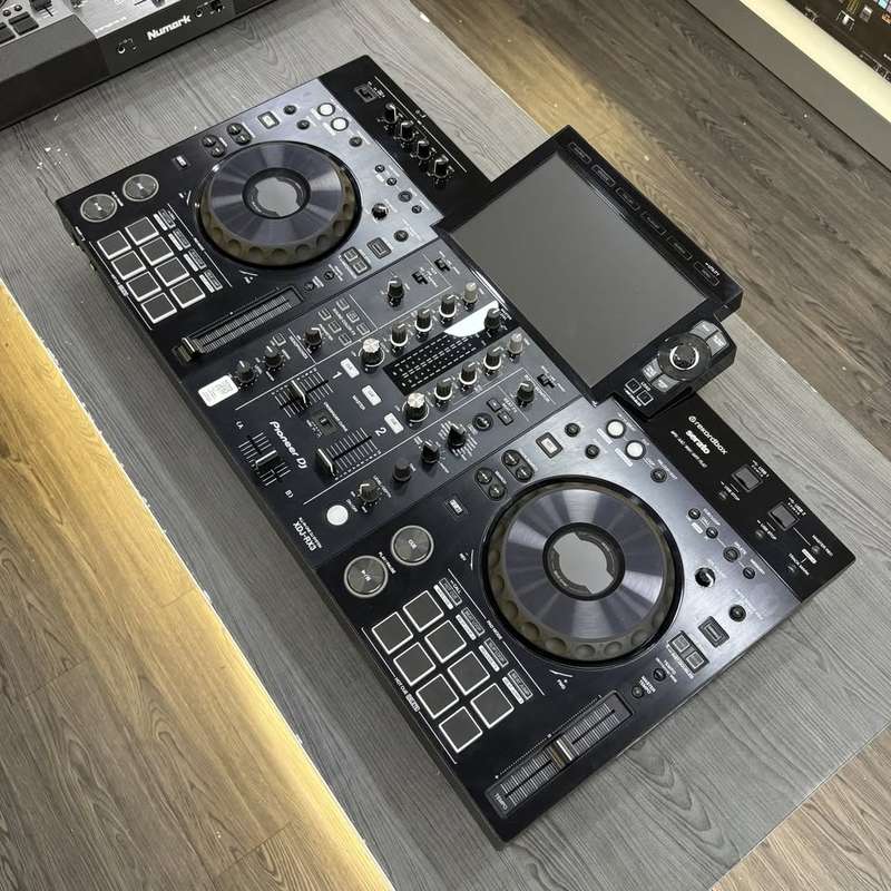 Bàn DJ cao cấp màu đen trên bàn
