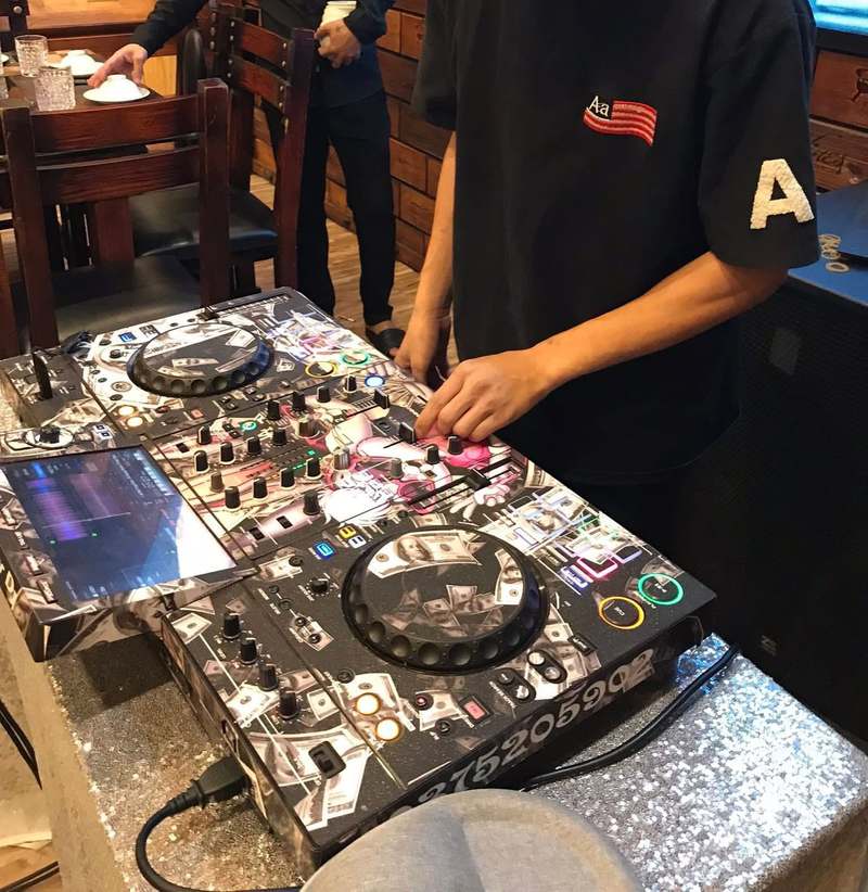 Producer đang chỉnh bàn DJ trong 1 buổi tiệc