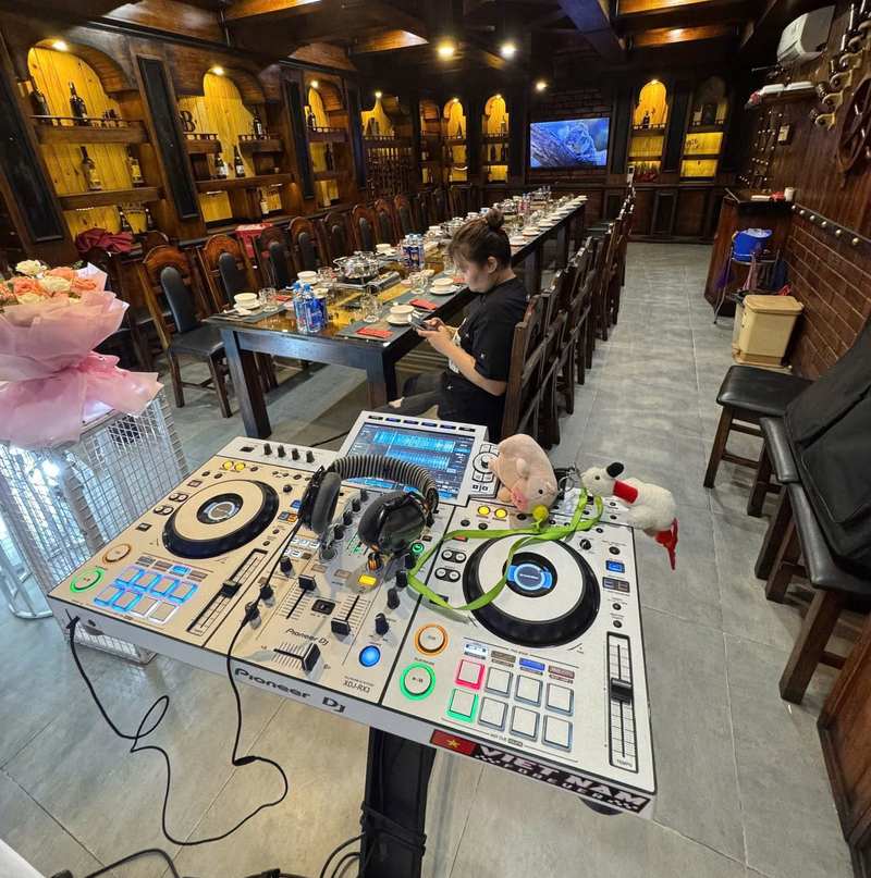 Bàn DJ trong 1 buổi tiệc họp mặt trong nhà hàng