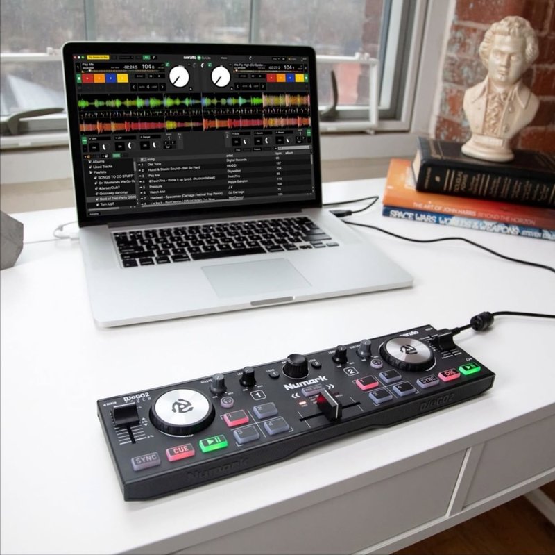 Bàn DJ màu đen trên bàn