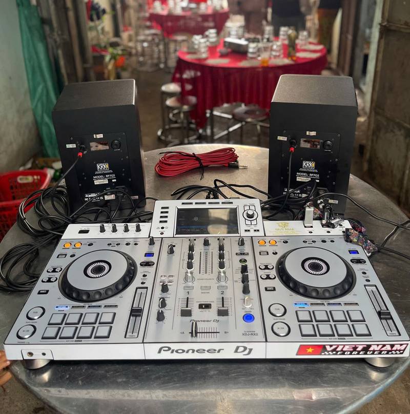 Bàn DJ màu trắng tại tiệc khai trương nhà hàng HCM