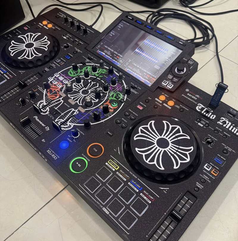 Bàn DJ màu đen trên sàn nhà