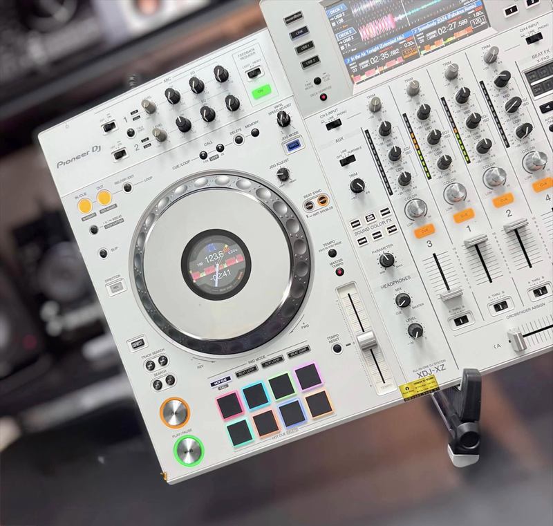Bàn DJ màu trắng